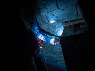 Çocuklar testleri, kilitleri, açılışları, tahta ve metal aksesuarları, çocuk arayışı