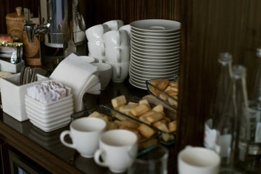 Seramik ve toprak eşyalar ve bardaklar yemek odası, fast food restoranı, kahvaltı, açık büfe, atıştırmalık.