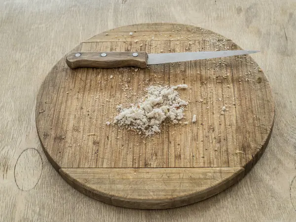 Holzrundschneidebrett Mit Semmelbröseln Und Einem Messer Das Auf Einem Holztisch — Stockfoto