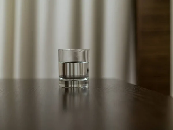 Скляний Кухоль Або Склянка Водою Слідами Помади Стоячи Столі Кафе — стокове фото