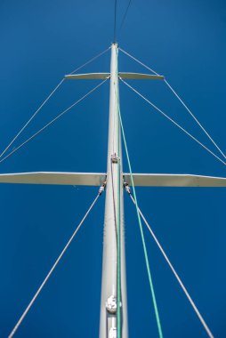 Yat direğinin güzel manzarası, donanım, güneşli bir yaz gününde mavi gökyüzüne karşı donanım..