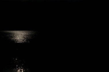 Gece denizinin güzel ve görkemli manzaraları ve panoramaları. Ay 'ın yansımaları ve refleksleriyle okyanus..