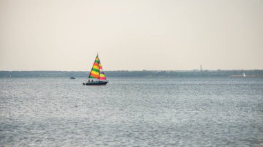 Güzel ve görkemli deniz manzarası ve okyanus manzarası. Uzakta ıssız bir yat..