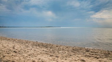 Güzel ve görkemli bir deniz manzarası, sahile bakan okyanus, yaz öğleden sonraları ada..