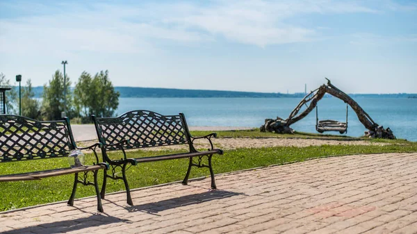 海岸公園の美しい景色 ベンチ付きのレクリエーションエリア 海岸に設置 夏の午後の海 — ストック写真
