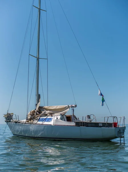 Belo Iate Branco Barco Pequeno Navio Navio Com Velas Mar — Fotografia de Stock