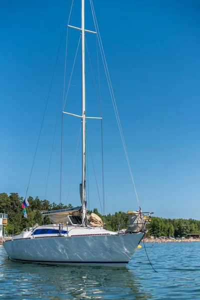 Bellissimo Yacht Bianco Barca Piccola Nave Nave Con Vele Mare — Foto Stock