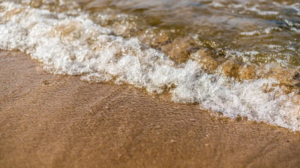Eine Schöne Welle Rollt Sandigen Ufer Eines Flusses Meeres Ozeans — Stockfoto