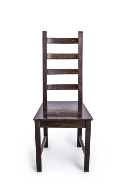 Güzel ahşap klasik ama büyük bir koltuk, minimalist ve geometrik tarzda beyaz izole bir arka planda..