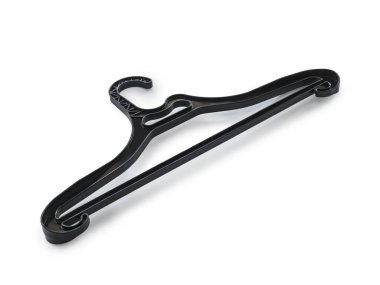 Güzel siyah plastik elbise askısı ve askısı beyaz yalıtımlı arka planda..