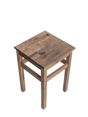 Güzel ahşap klasik basit tabure, beyaz yalıtılmış arka planda minimal ve geometrik tarzda koltuk.