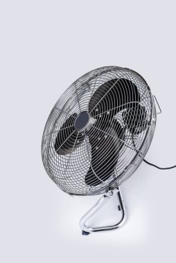 Güzel metal zemin klasiği ve basit ev vantilatörü beyaz izole bir arka planda.