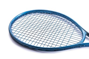 Tenis için tenis raketi, üst geniş etki alanı beyaz izole bir arka planda birbirine dolanmış teller..