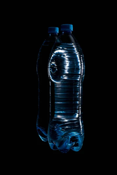 Große saftmilch-benzinflasche mit griff bunte flüssigkeit rot gelb blau auf  weißem hintergrund isoliert