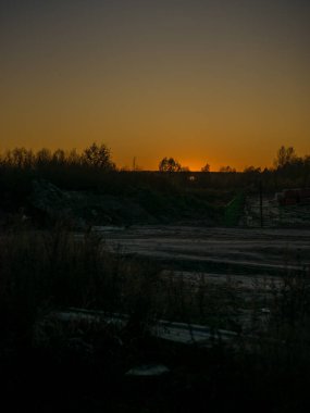 Karanlık doğanın güzel manzarası, ormanı ve gökyüzünü akşam veya sabah gün batımında.