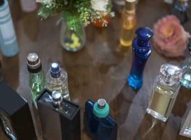 Kadın parfümleri, parfüm şişeleri, güzel manzara..