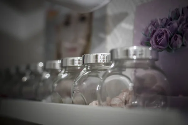 Een Prachtig Uitzicht Mooie Delicate Glazen Potten Met Decoraties Een — Stockfoto