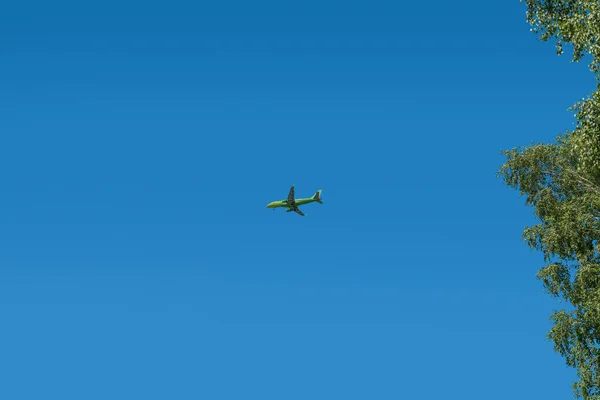Прекрасний Вид Літаючого Пасажирського Широкофюзеляжного Літака Літака Тлі Білих Хмар — стокове фото