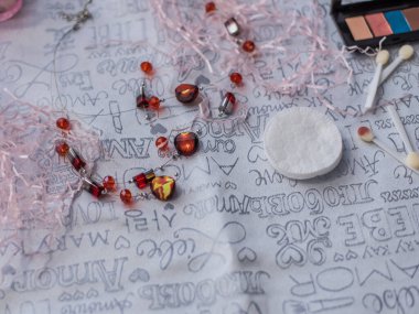 Novosibirsk, Rusya - 21 Ekim 2019. Değerli taşlardan, boncuklardan, el yapımı ve dekordan yapılmış boncuk ve kolyelerin güzel manzarası..