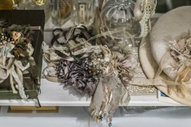 Novosibirsk, Rusya - 7 Mart 2019. Kumaş, boncuk ve örgüden yapılmış kadınlar için güzel bir el yapımı dekor ve güzellik ürünleri..