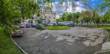 Novosibirsk, Rusya - 28 Mayıs 2015. Kamu binasının, tiyatronun ve önünde çöreklerin olduğu bir kültür evinin güzel manzarası ve manzarası..