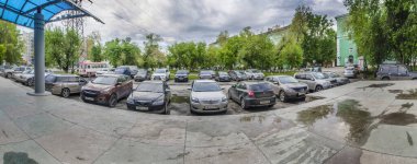 Novosibirsk, Rusya - 28 Mayıs 2015. Kamu binasının, tiyatronun ve önünde çöreklerin olduğu bir kültür evinin güzel manzarası ve manzarası..