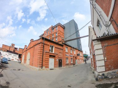 Novosibirsk, Rusya - 13 Eylül 2019. Yazın öğleden sonra büyük kamu ve resmi binaların, alışveriş merkezlerinin ve galerilerin güzel manzarası ve manzarası.