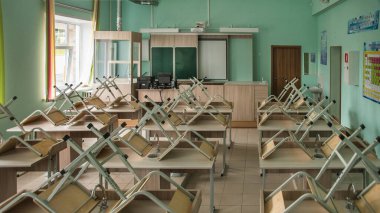 Novosibirsk, Rusya - 2 Eylül 2019. Sınıf, enstitüde masaları ve sandalyeleri olan güzel ve boş bir okuldur..