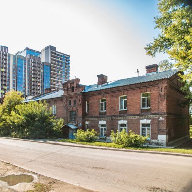 Novosibirsk, Rusya - 17 Eylül 2019. Yazın öğleden sonra öğleden sonra kırmızı tuğladan yapılmış eski tuğlalı bir binanın güzel manzarası ve manzarası..