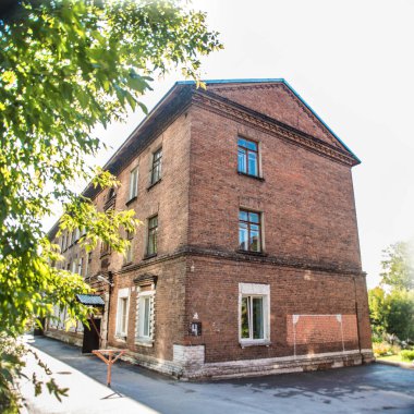 Novosibirsk, Rusya - 17 Eylül 2019. Yazın öğleden sonra öğleden sonra kırmızı tuğladan yapılmış eski tuğlalı bir binanın güzel manzarası ve manzarası..