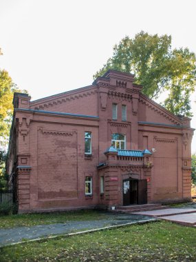 Novosibirsk, Rusya - 17 Eylül 2019. Yazın öğleden sonra öğleden sonra kırmızı tuğladan yapılmış eski tuğlalı bir binanın güzel manzarası ve manzarası..