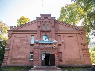 Novosibirsk, Rusya - 17 Eylül 2019. Yazın öğleden sonra öğleden sonra kırmızı tuğladan yapılmış eski tuğlalı bir binanın güzel manzarası ve manzarası..