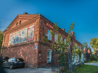 Novosibirsk, Rusya - 17 Eylül 2019. Yazın öğleden sonra öğleden sonra kırmızı tuğladan yapılmış eski tuğlalı bir binanın güzel manzarası ve manzarası..