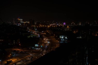Novosibirsk, Rusya - 24 Mart 2020. Gece manzarası ve manzarası güzel. Büyük şehir ve başkent, aydınlık, karanlık gökyüzü ve fener ve pencerelerden gelen ışık..