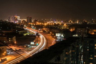 Novosibirsk, Rusya - 23 Aralık 2019. Gece manzarası ve manzarası güzel. Büyük şehir ve başkent, aydınlık, karanlık gökyüzü ve fener ve pencerelerden gelen ışık..