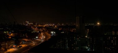 Novosibirsk, Rusya - 23 Aralık 2019. Gece manzarası ve manzarası güzel. Büyük şehir ve başkent, aydınlık, karanlık gökyüzü ve fener ve pencerelerden gelen ışık..