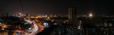 Novosibirsk, Rusya - 23 Aralık 2019. Gece manzarası ve manzarası güzel. Büyük şehir ve başkent, aydınlık, karanlık gökyüzü ve fener ve pencerelerden gelen ışık..