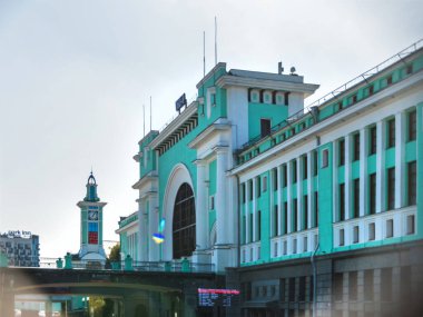 Novosibirsk, Rusya - 3 Ekim 2019. Büyük bir kamu binasının manzarası ve manzarası güzel. Yaz öğleden sonra yeşil tren istasyonu..