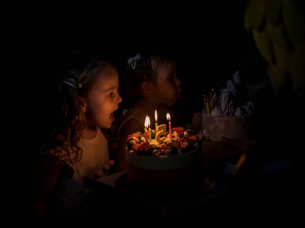 Novosibirsk Rusko Června2019 Krásný Pohled Dítě Které Sfoukne Svíčky Dort — Stock fotografie