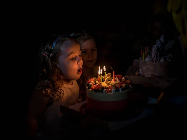 Novosibirsk Rusya Haziran 2019 Beşinci Yaş Gününde Karanlıkta Bir Pastanın — Stok fotoğraf