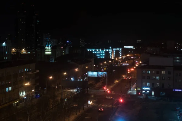 ロシアのノヴォシビルスク 2020年3月24日 夜の大都市と首都の素晴らしい景色とパノラマ 提灯や窓からの照明 黒い空と光 — ストック写真