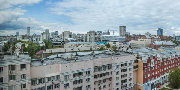 ノヴォシビルスク ロシア 2019年5月27日 街の美しい都市の景色とパノラマと夏の午後の屋根 — ストック写真