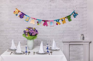 Güzel bir arkaplan ve doku, sahne ve resim, vignette, beyaz tuğla tavan arası iç mimarisi, mobilya ve yazıtlar. Tebrikler..