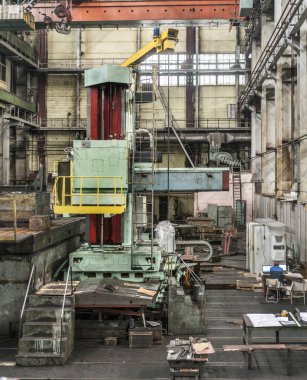 Fabrikadaki sanayi manzarası, büyük bir metal işçiliği ve metal kesme makinesi manzarası..