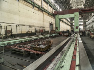 Fabrikadaki sanayi manzarası, büyük bir metal işçiliği ve metal kesme makinesi manzarası..