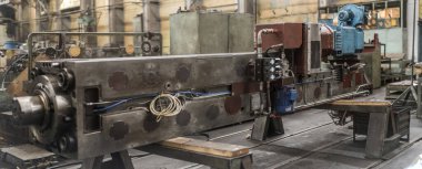 Fabrikadaki sanayi manzarası, büyük bir metal işçiliği ve metal kesme makinesi manzarası..