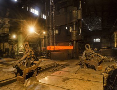 Fabrikadaki sanayi manzarası, eritme, eritme, sertleştirme ve yuvarlanma için atölye, uzun bir yiğit şaft.