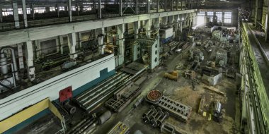 Fabrikadaki sanayi manzarası, metal işçiliği ve metal kesme makineleri olan büyük bir atölye manzarası..