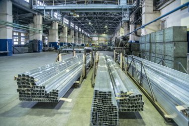 Fabrikadaki sanayi manzarası, atölye çalışması ve alüminyum metal deposu ve uzun profilli boşluklar.