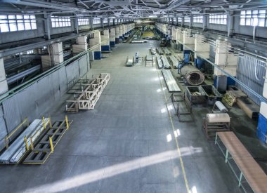 Fabrikadaki sanayi manzarası, makinelerle dolu büyük bir atölye, uzun profilli alüminyum metal ve kurusıkı imalatı için dönen ve esneyen fabrikalar..